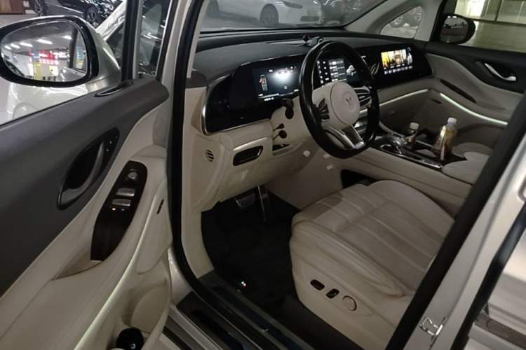 Used VOYAH Dream 2022 0-Emission Version Range of 475 km Driver Seat