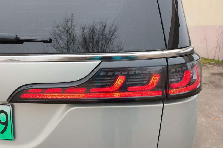 Used VOYAH Dream 2022 Low-Carbon Edition Dream+ Smart Enjoyment Package Right Rear Taillight