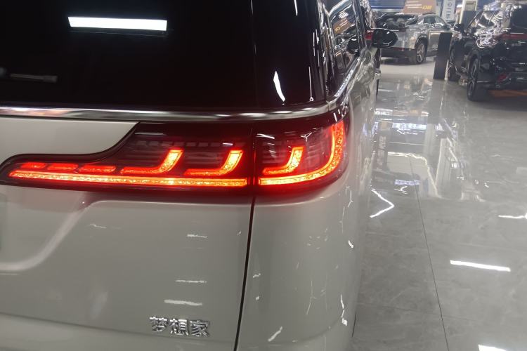 Used VOYAH Dream 2022 Low-Carbon Edition Dream+ Smart Enjoyment Package Right Rear Taillight