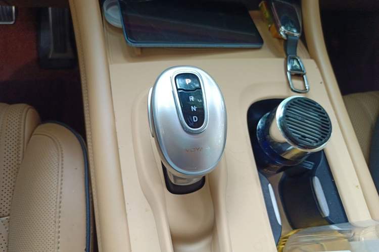 Used VOYAH Dream 2022 0-Emission Edition Dream+ Smart Range Package – 605 km Gear Lever