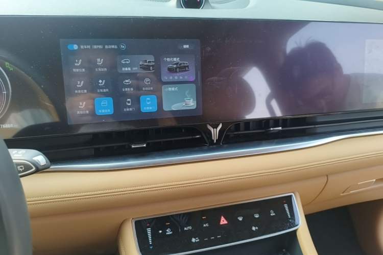Used VOYAH Dream 2022 0-Carbon Edition Dream+ Smart Enjoyment Package 475 km Audio And AC Panel