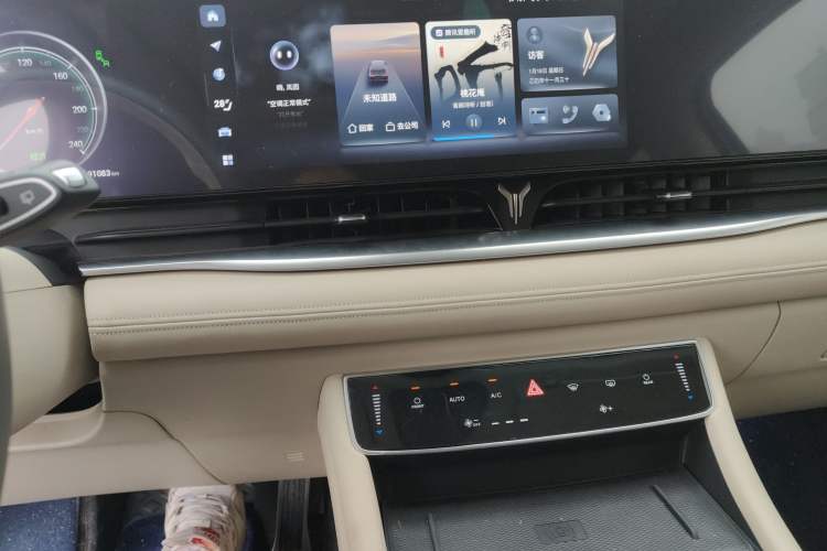 Used VOYAH Dream 2022 0-Carbon Edition Dream+ Smart Enjoyment Package 475 km Audio And AC Panel