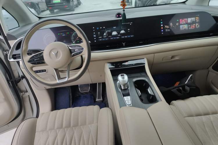 Used VOYAH Dream 2022 0-Carbon Edition Dream+ Smart Enjoyment Package 475 km Center Console