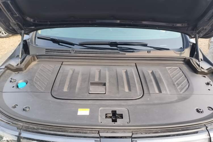Used VOYAH Dream 2022 0-Carbon Edition Dream+ Smart Enjoyment Package 475 km Engine Bay