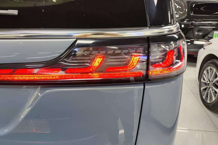 Used VOYAH Dream 2022 Low-Carbon Edition Dream+ Smart Enjoyment Package Right Rear Taillight