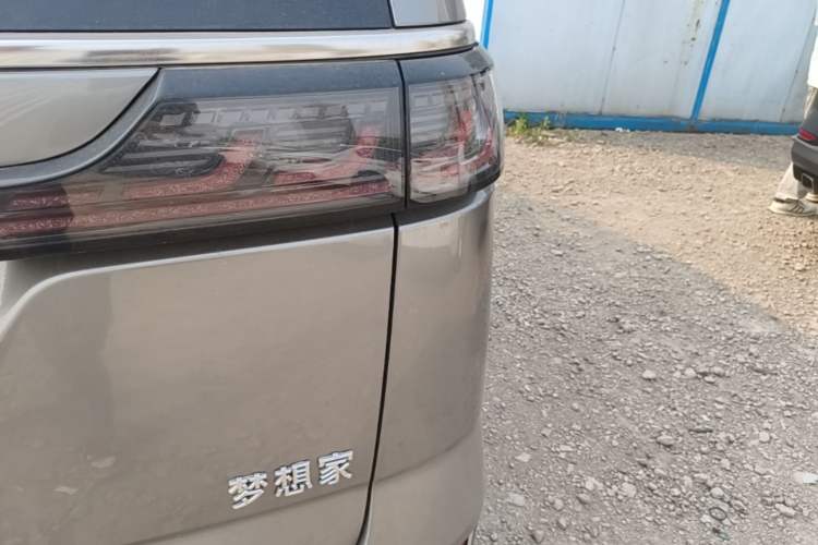 Used VOYAH Dream 2022 0-Carbon Edition Dream+ Smart Enjoyment Package 475 km Right Rear Taillight