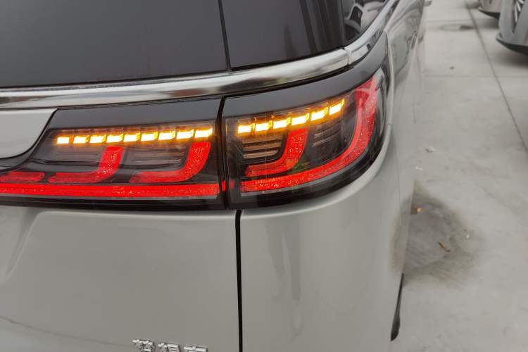 Used VOYAH Dream 2022 0-Carbon Edition Dream+ Smart Enjoyment Package 475 km Right Rear Taillight