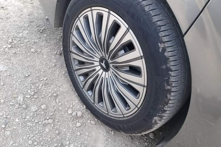 Used VOYAH Dream 2022 0-Carbon Edition Dream+ Smart Enjoyment Package 475 km Right Rear Wheel Hub