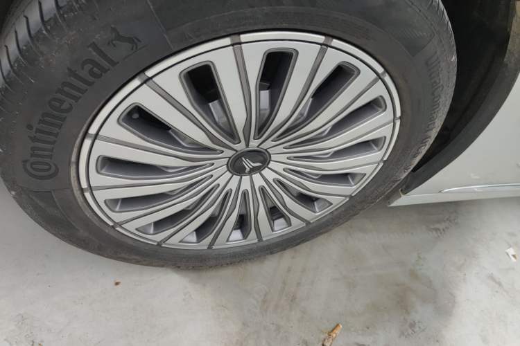 Used VOYAH Dream 2022 0-Carbon Edition Dream+ Smart Enjoyment Package 475 km Right Rear Wheel Hub