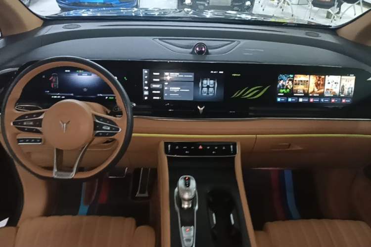 Used VOYAH Dream 2022 0-Emission Edition Dream+ Smart Range Package – 605 km Center Console