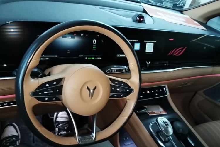 Used VOYAH Dream 2022 0-Emission Version Plus Intelligent Driving Package 475 km Center Console