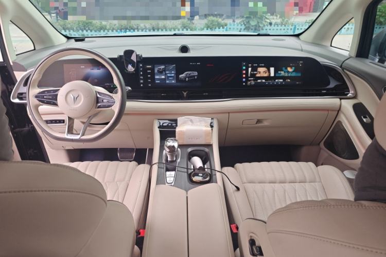 Used VOYAH Dream 2022 0-Emission Edition Dream+ Smart Range Package – 605 km Center Console