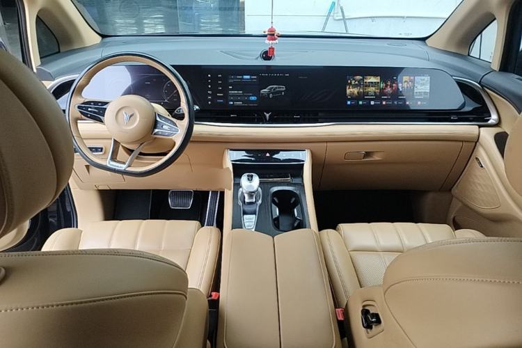 Used VOYAH Dream 2022 Zero-Carbon Edition Plus Intelligent Driving & Range Package—605 km Center Console