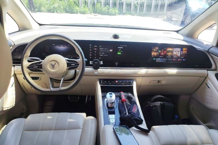 Used VOYAH Dream 2022 0-Emission Version Plus Intelligent Driving Package 475 km Center Console