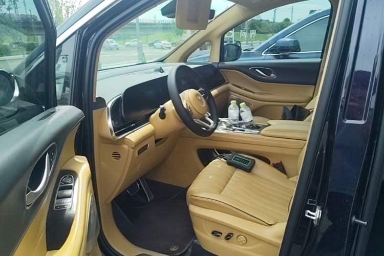 Used VOYAH Dream 2022 0-Emission Version Range of 475 km Driver Seat