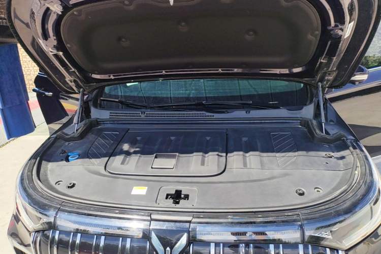 Used VOYAH Dream 2022 0-Emission Version Plus Intelligent Driving Package 475 km Engine Bay