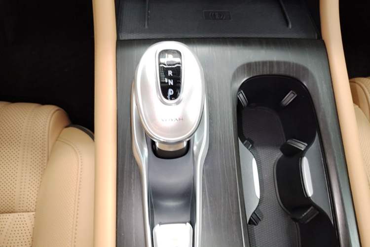 Used VOYAH Dream 2022 0-Emission Edition Dream+ Smart Range Package – 605 km Gear Lever