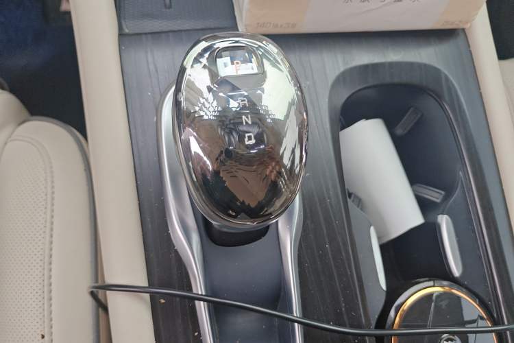 Used VOYAH Dream 2022 0-Emission Edition Dream+ Smart Range Package – 605 km Gear Lever