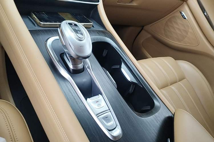 Used VOYAH Dream 2022 Zero-Carbon Edition Plus Intelligent Driving & Range Package—605 km Gear Lever