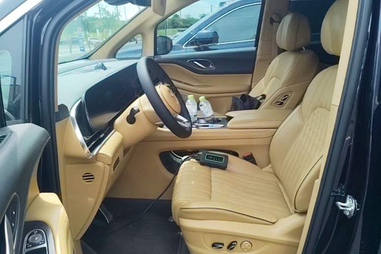 Used VOYAH Dream 2022 0-Emission Version Range of 475 km Left Front Seat