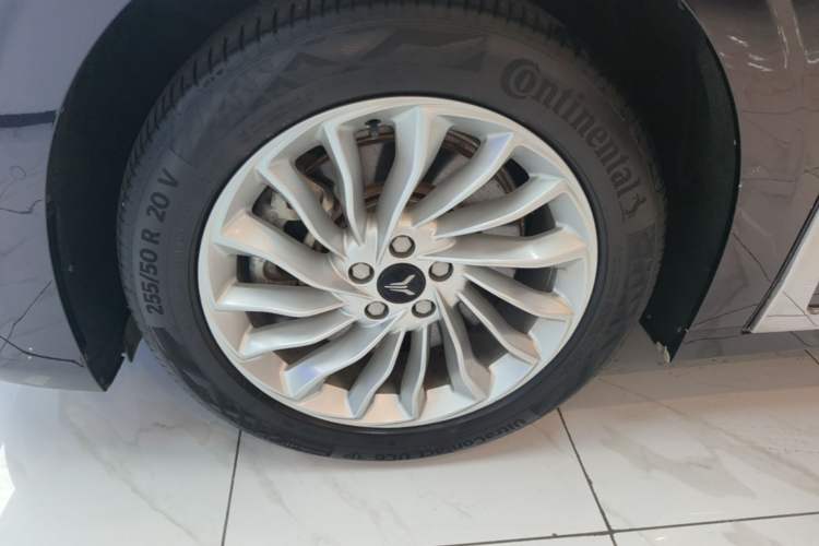 Used VOYAH Dream 2022 0-Emission Version Plus Intelligent Driving Package 475 km Left Front Wheel Hub