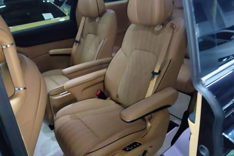 Used VOYAH Dream 2022 0-Emission Edition Dream+ Smart Range Package – 605 km Left Rear Seat