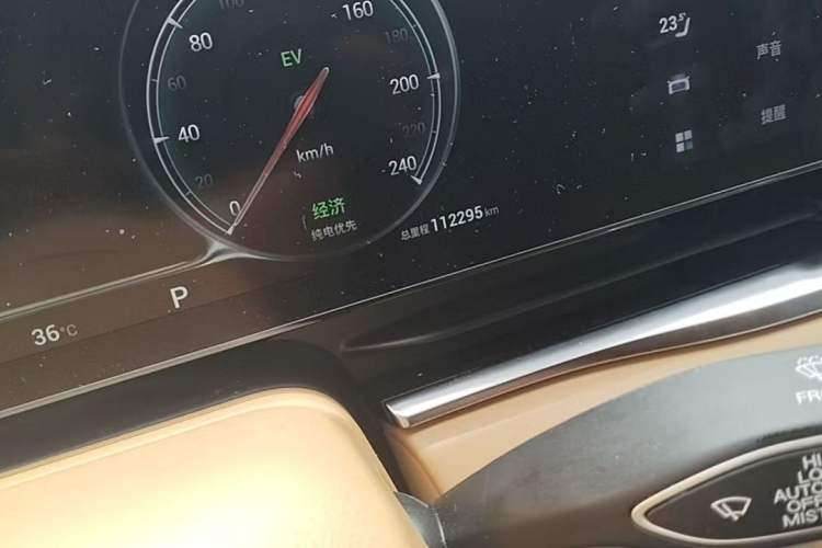 Used VOYAH Dream 2022 0-Emission Version Range of 475 km Odometer Close Up