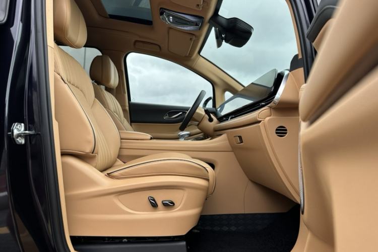 Used VOYAH Dream 2022 0-Emission Edition Dream+ Smart Range Package – 605 km Right Front Seat