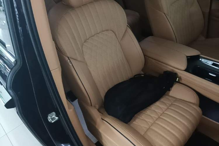 Used VOYAH Dream 2022 0-Emission Edition Dream+ Smart Range Package – 605 km Right Front Seat