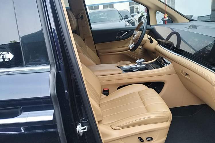 Used VOYAH Dream 2022 Zero-Carbon Edition Plus Intelligent Driving & Range Package—605 km Right Front Seat