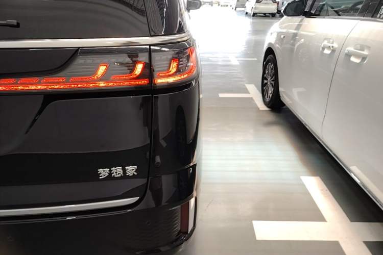Used VOYAH Dream 2022 Low-Carbon Edition Dream+ Smart Enjoyment Package Right Rear Taillight