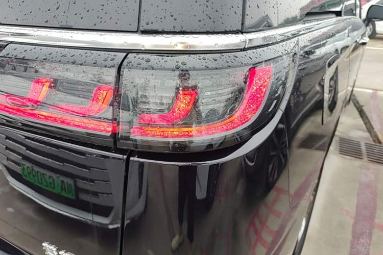 Used VOYAH Dream 2022 Low-Carbon Edition Dream+ Smart Enjoyment Package Right Rear Taillight