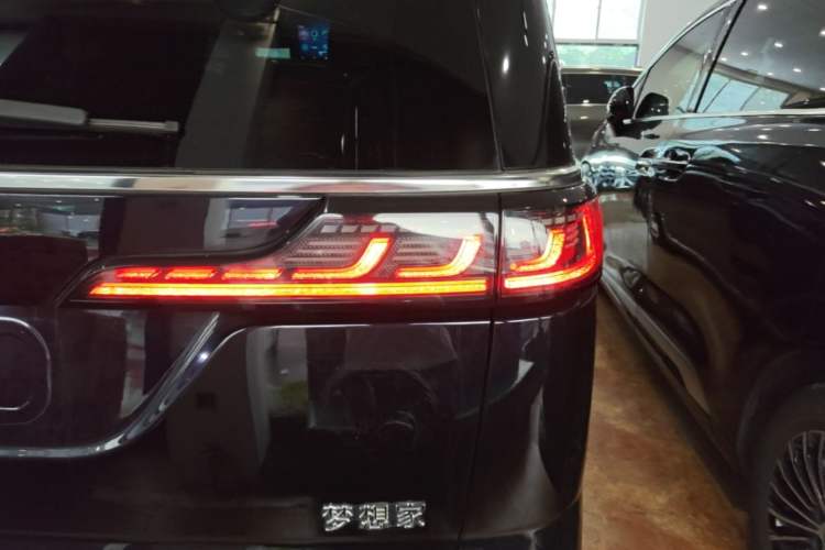 Used VOYAH Dream 2022 Zero-Carbon Edition Plus Intelligent Driving & Range Package—605 km Right Rear Taillight