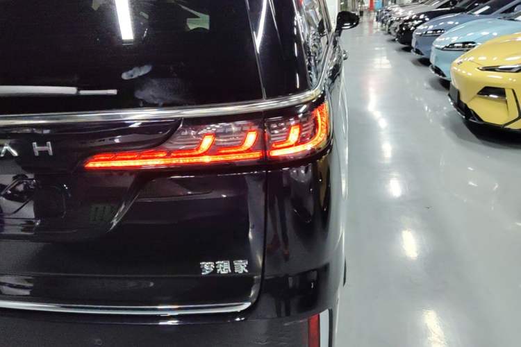 Used VOYAH Dream 2022 0-Emission Edition Dream+ Smart Range Package – 605 km Right Rear Taillight