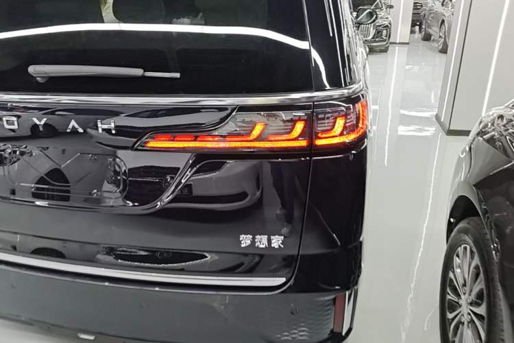 Used VOYAH Dream 2022 Low-Carbon Edition Dream+ Smart Enjoyment Package Right Rear Taillight