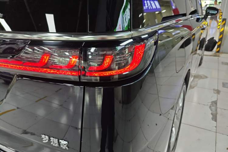 Used VOYAH Dream 2022 Low-Carbon Edition Plus Intelligent Driving Package Right Rear Taillight