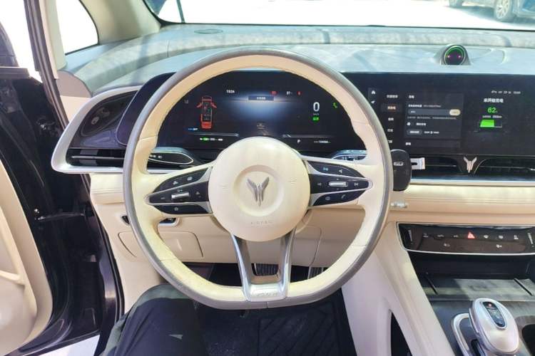 Used VOYAH Dream 2022 0-Emission Version Plus Intelligent Driving Package 475 km Steering Wheel