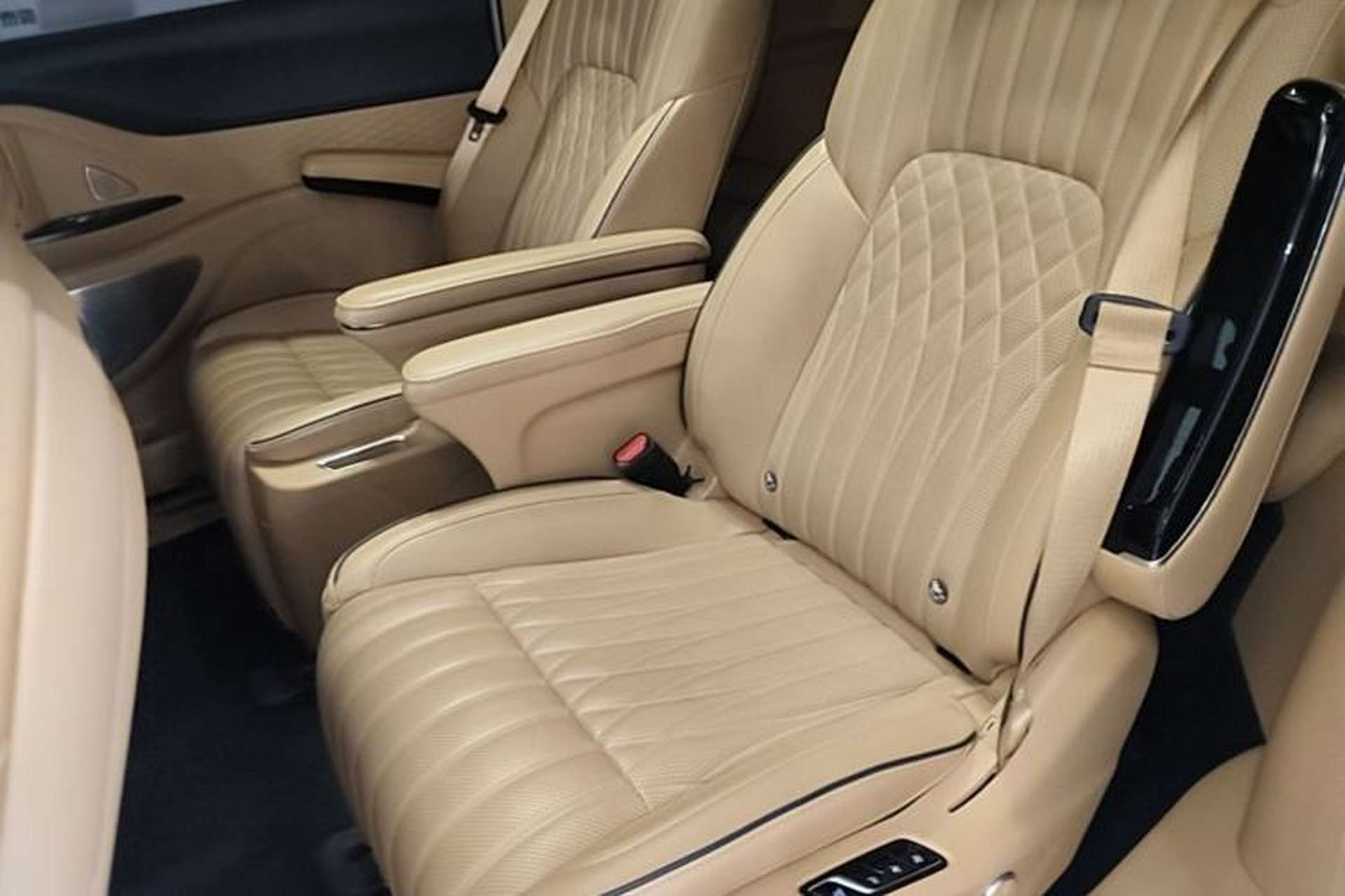 Used VOYAH Dream 2022 Low-Carbon Edition Dream+ Smart Enjoyment Package Left Rear Seat