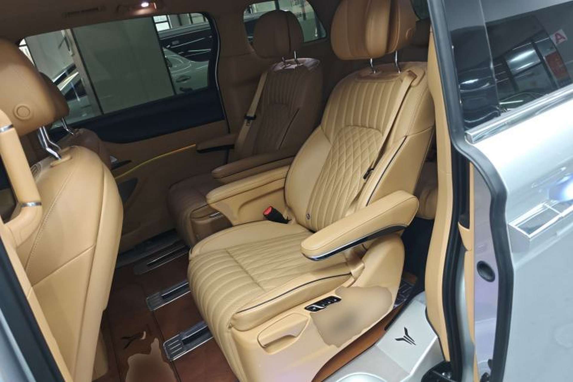 Used VOYAH Dream 2022 Low-Carbon Edition Dream+ Smart Enjoyment Package Left Rear Seat