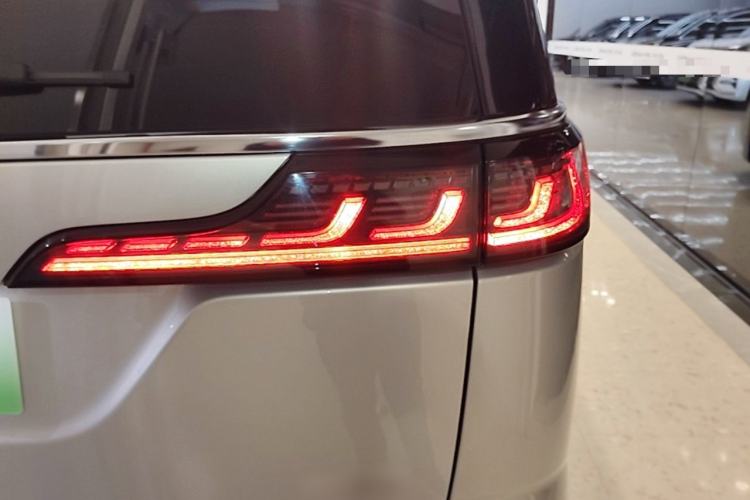 Used VOYAH Dream 2022 Low-Carbon Edition Dream+ Smart Enjoyment Package Right Rear Taillight