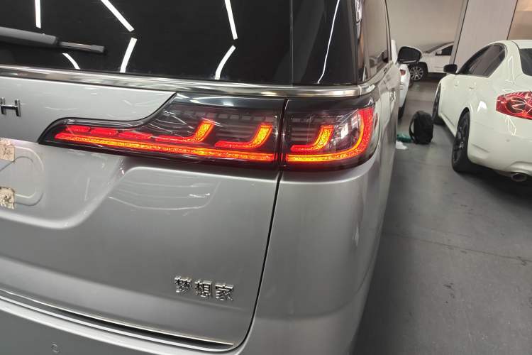 Used VOYAH Dream 2022 Low-Carbon Edition Dream+ Smart Enjoyment Package Right Rear Taillight