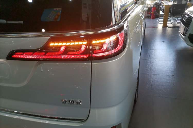 Used VOYAH Dream 2022 Low-Carbon Edition Dream+ Smart Enjoyment Package Right Rear Taillight