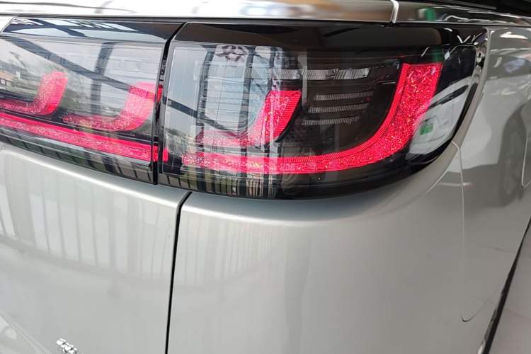 Used VOYAH Dream 2022 Low-Carbon Edition Dream+ Smart Enjoyment Package Right Rear Taillight