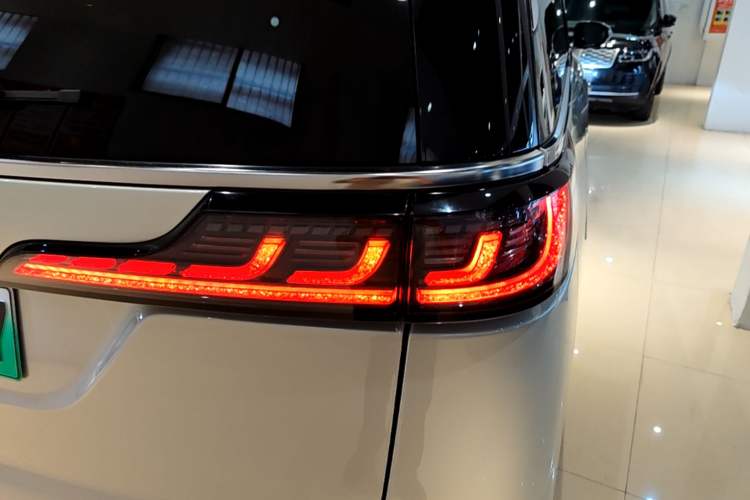 Used VOYAH Dream 2022 Low-Carbon Edition Dream+ Smart Enjoyment Package Right Rear Taillight