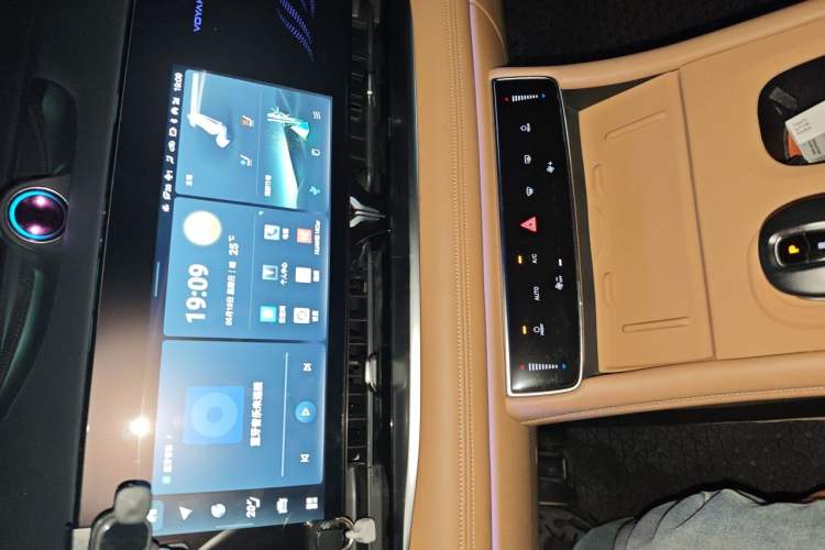 Used VOYAH Dream 2022 Low-Carbon Edition Dream+ Smart Enjoyment Package Audio And AC Panel