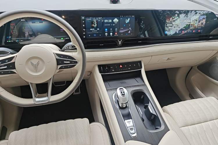 Used VOYAH Dream 2022 0-Carbon Edition Dream+ Smart Enjoyment Package 475 km Audio And AC Panel