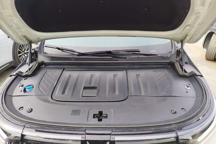 Used VOYAH Dream 2022 Zero-Carbon Edition Plus Intelligent Driving & Range Package—605 km Engine Bay