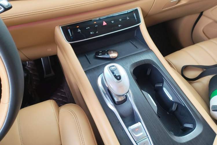 Used VOYAH Dream 2022 Zero-Carbon Edition Plus Intelligent Driving & Range Package—605 km Gear Lever