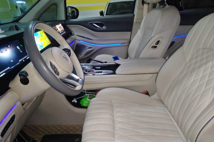 Used VOYAH Dream 2022 0-Emission Edition Dream+ Smart Range Package – 605 km Left Front Seat