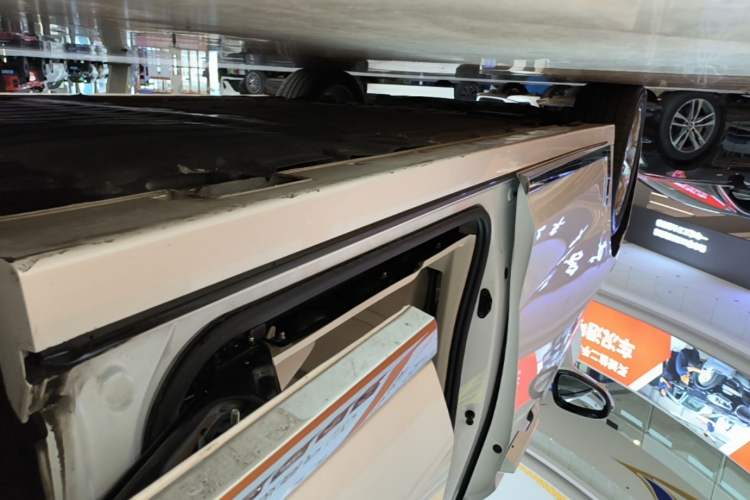 Used VOYAH Dream 2022 0-Carbon Edition Dream+ Smart Enjoyment Package 475 km Left Side Sill